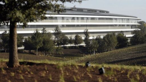 GoogleとAppleの通勤バスの窓ガラス割られる