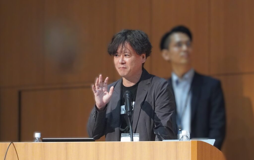 （写真）デモンストレーションを行う今吉