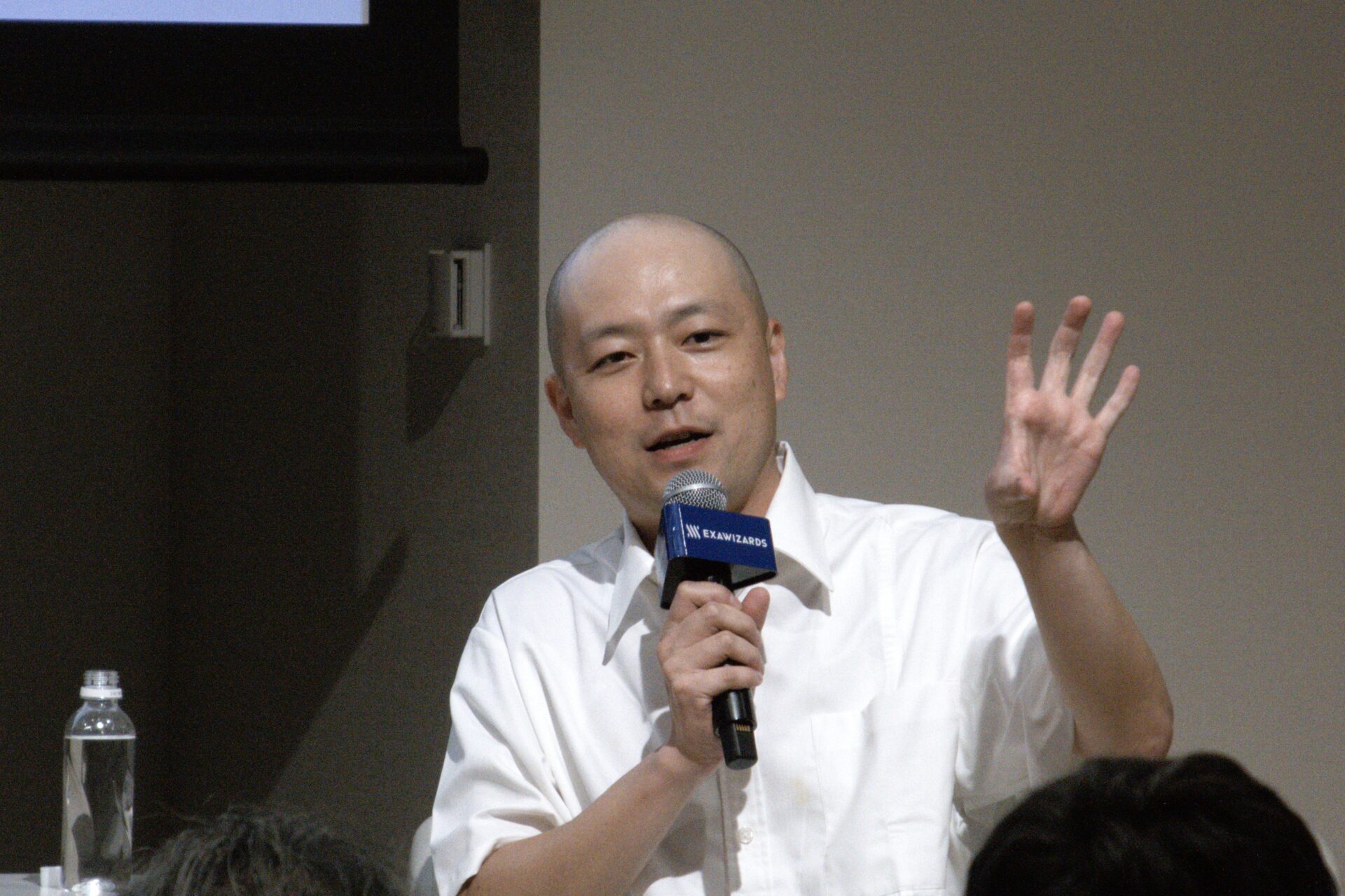 麻生氏が語る様子