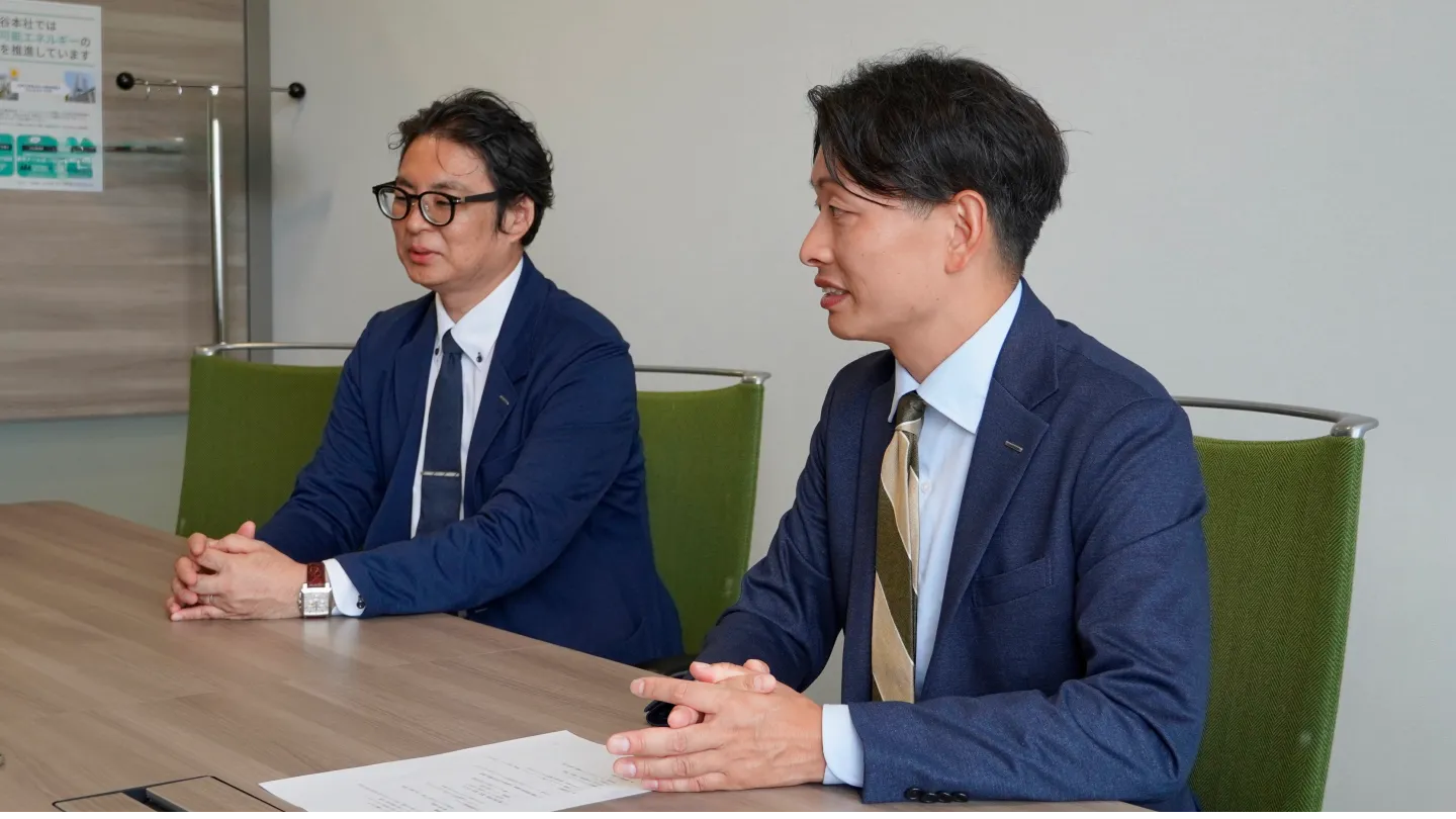会議室で取材に応じる杉田様と倉田様