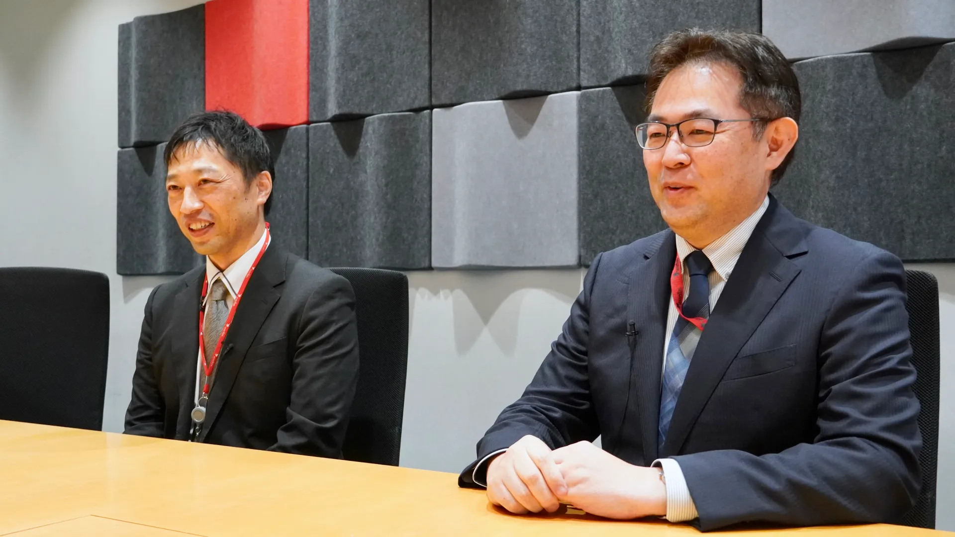 会議室で取材に応じる清滝様と阪田様