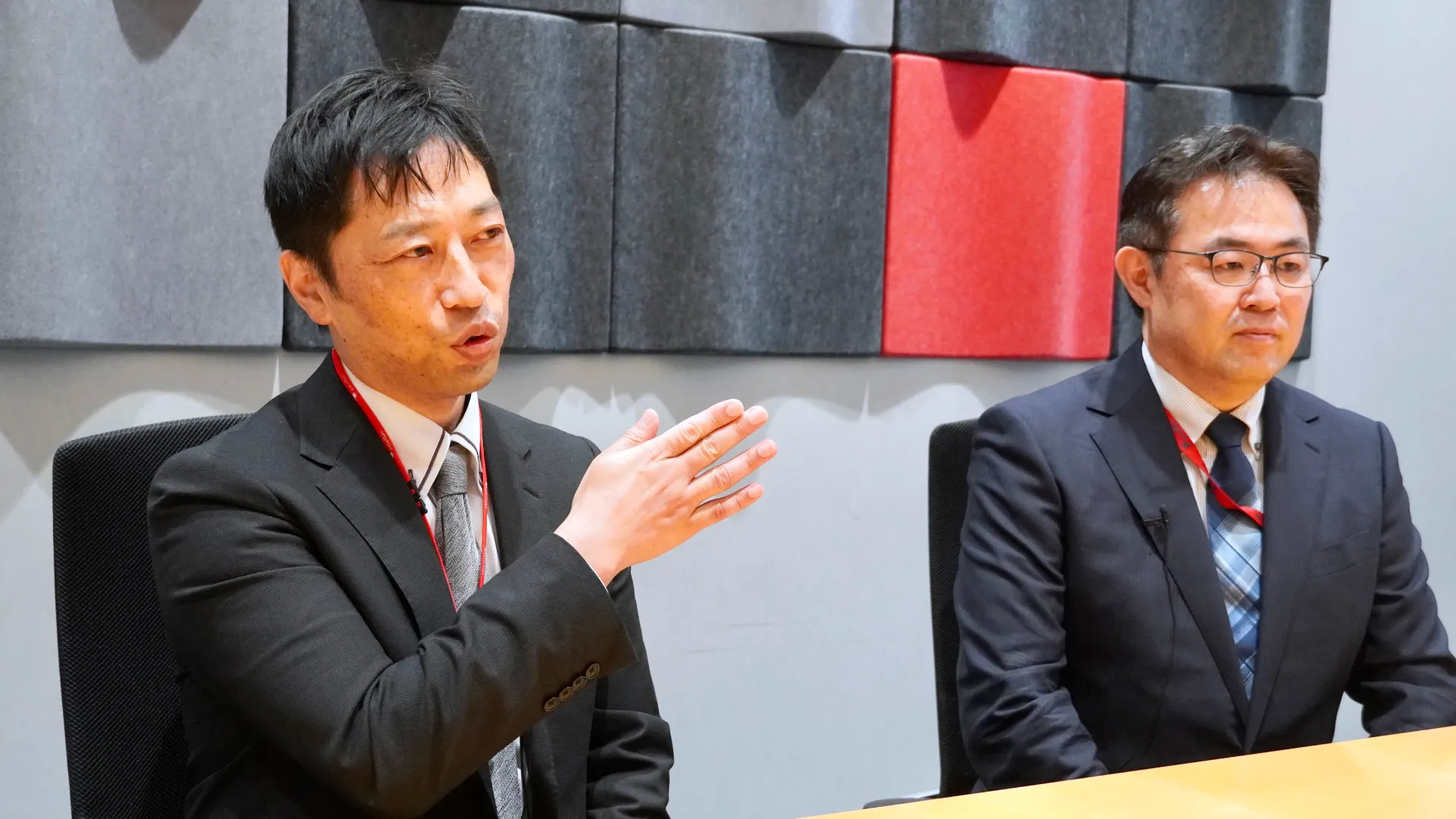 エクサベース ロープレのシナリオ設計について語る清滝様と、隣で話を聞く阪田様